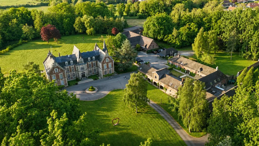 Luftaufnahme eines Schlosshotels im Grünen