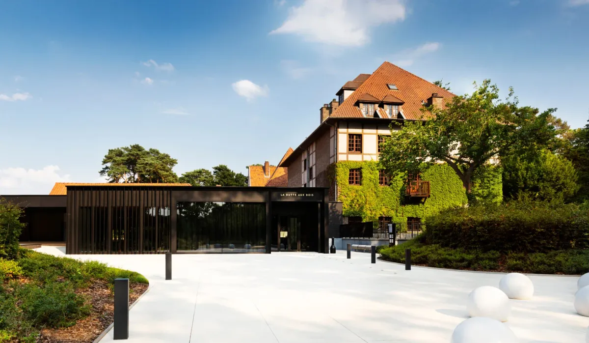 Eingang des Hotels La Butte aux Bois