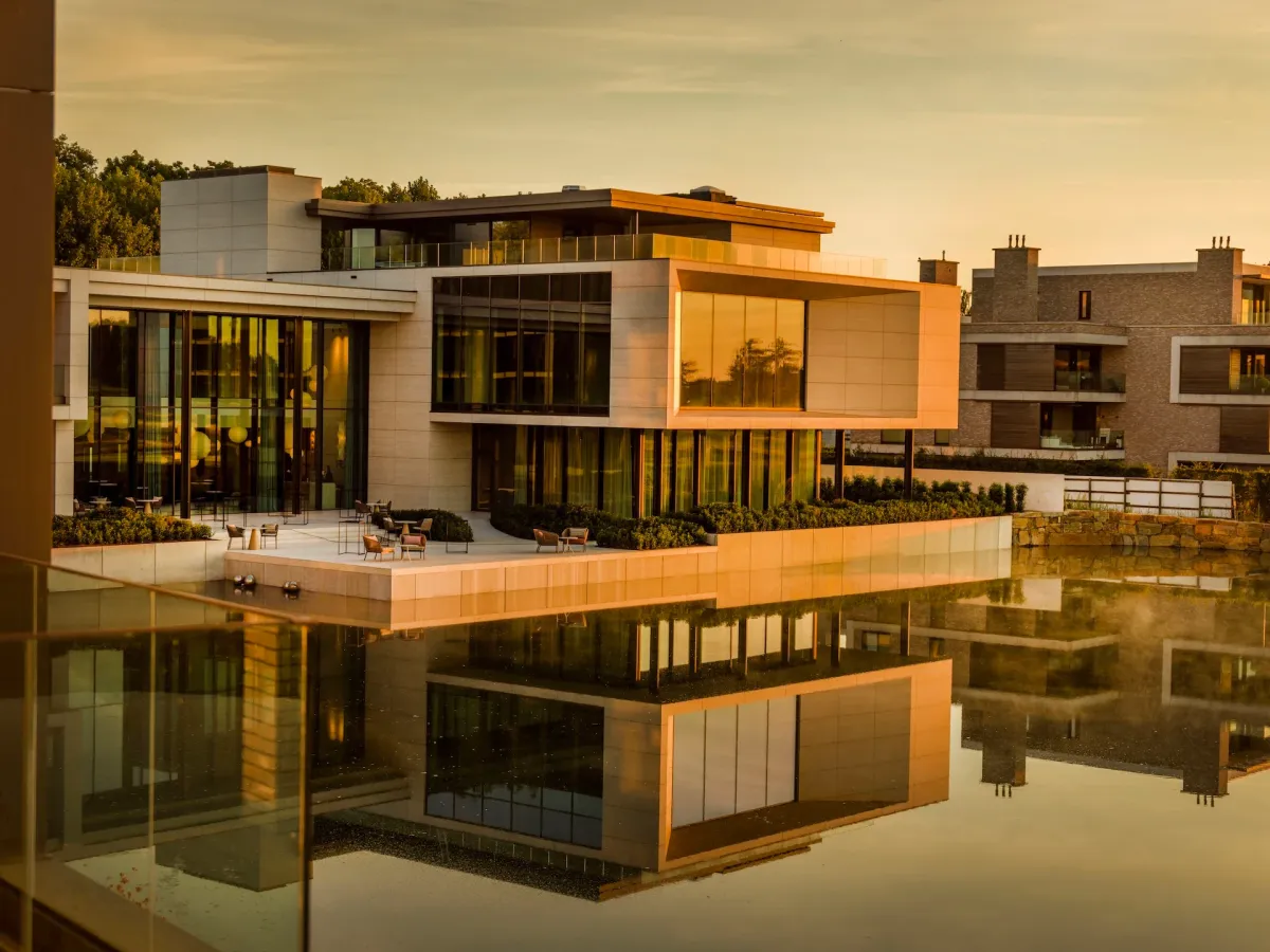 Modernes Hotel am Wasser bei Sonnenuntergang