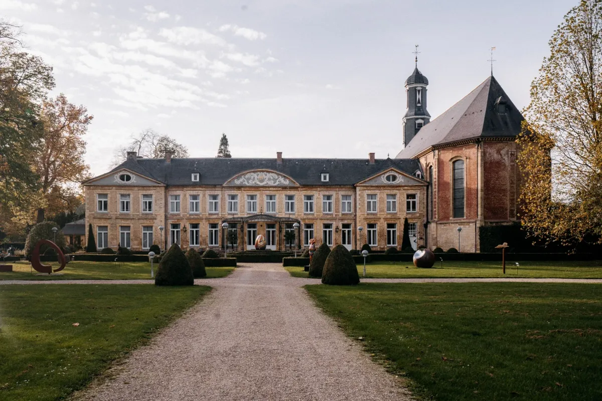 Schlosshotel mit Auffahrt